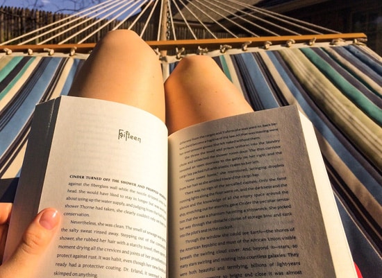 Wie man in einer Tuchhängematte liegt